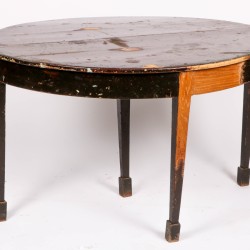Een ronde/ halve-maan tafel, 20e eeuw.
