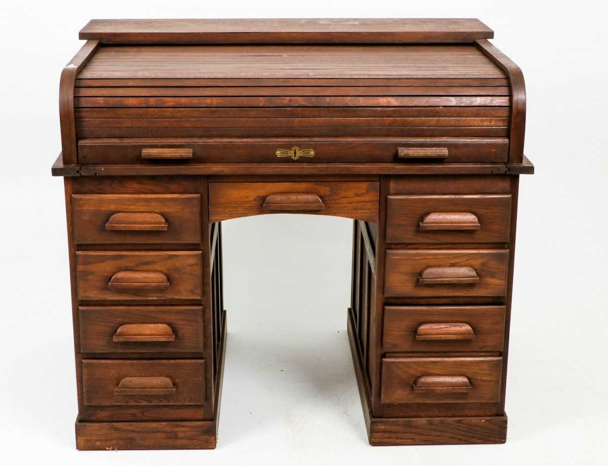Een eikenhouten bureau, Holland, ca. 1930.