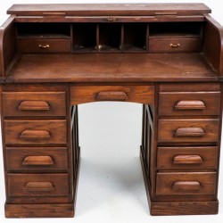 Een eikenhouten bureau, Holland, ca. 1930.
