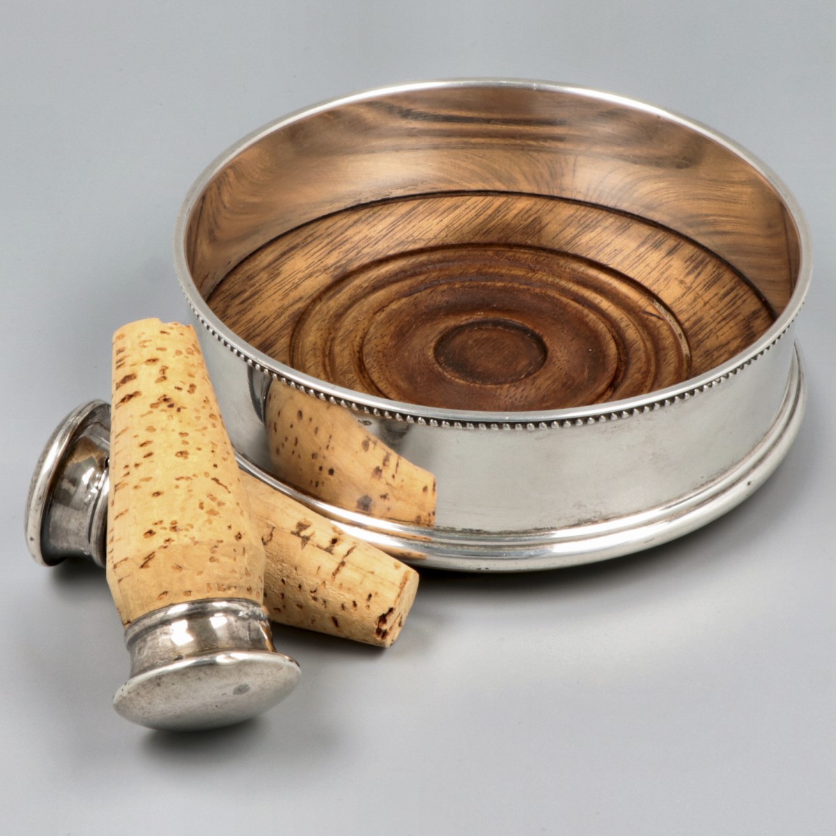 Flessenbak & 2 flessenstoppers zilver / verzilverd.