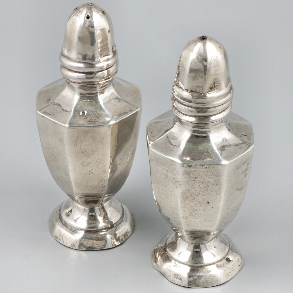 2-delig set peper- & zoutstrooiers zilver.