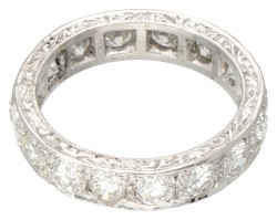 18 kt. Witgouden eternity ring bezet met ca. 1.92 ct. diamant.