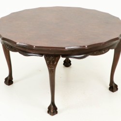 Een wortelnoten koffietafel, 20e eeuw.