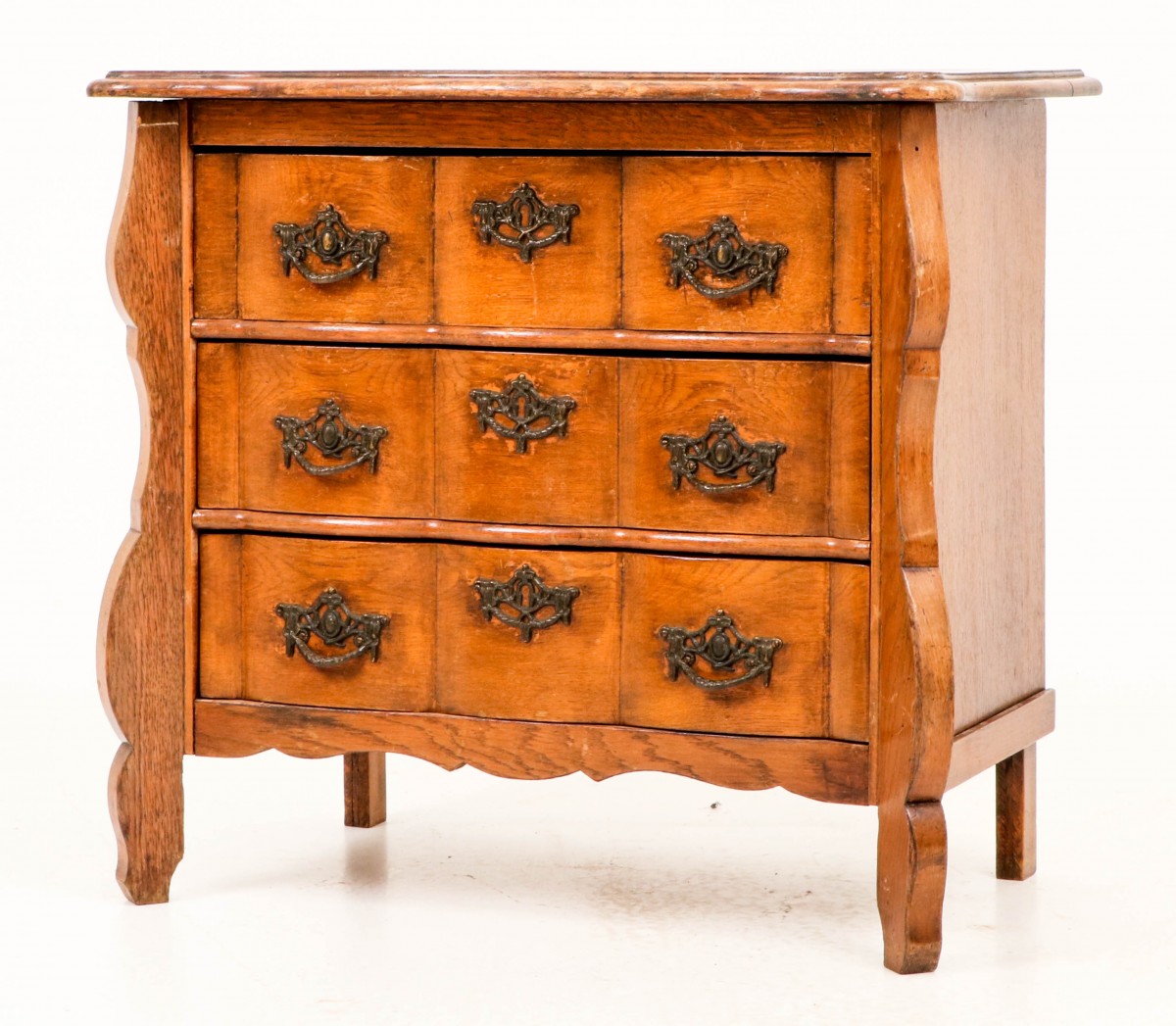 Een eikenhouten ladenkastje, Holland, ca. 1900.