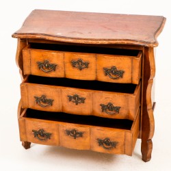 Een eikenhouten ladenkastje, Holland, ca. 1900.
