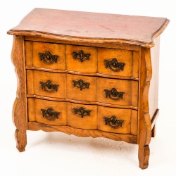 Een eikenhouten ladenkastje, Holland, ca. 1900.