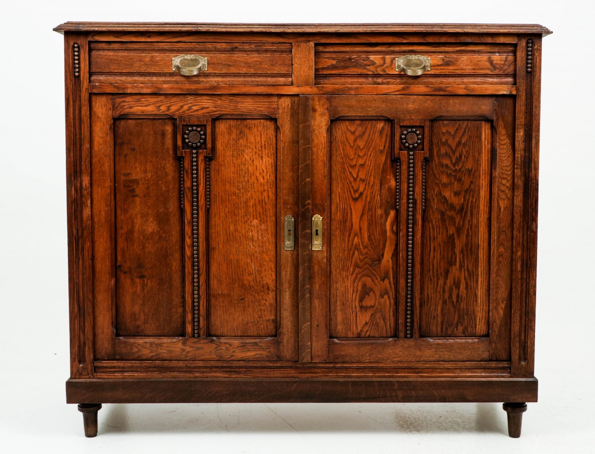 Een eikenhouten dressoir, Holland, ca. 1920.