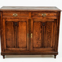 Een eikenhouten dressoir, Holland, ca. 1920.