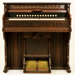 Een traporgel/ harmonium, laat 19e eeuw.