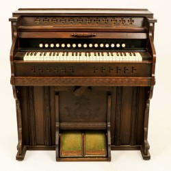 Een traporgel/ harmonium, laat 19e eeuw.