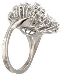 18 kt. Witgouden entourage ring bezet met ca. 1.50 ct. diamant.