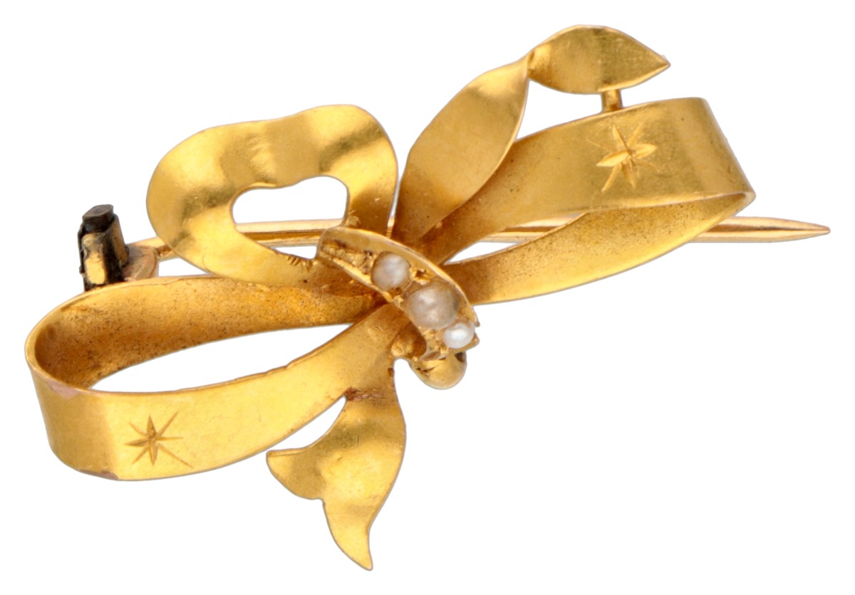 Victoriaanse 18 kt. geelgouden broche gedecoreerd met 2 sterren en zaadparels.