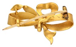 Victoriaanse 18 kt. geelgouden broche gedecoreerd met 2 sterren en zaadparels.
