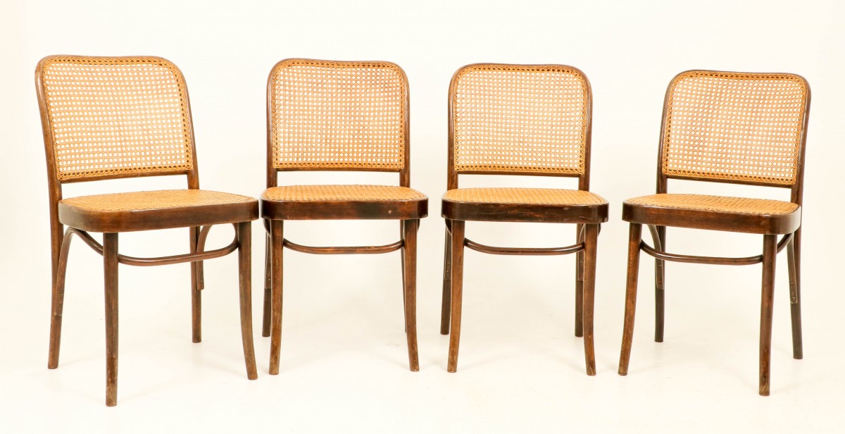 Een set van (4) Thonet-stijl stoelen, 20e eeuw.