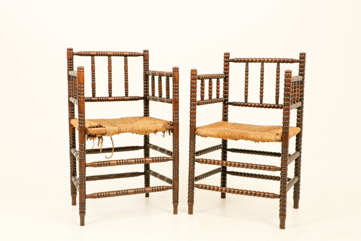Een set van (2) houten stoelen, Holland, ca. 1910.