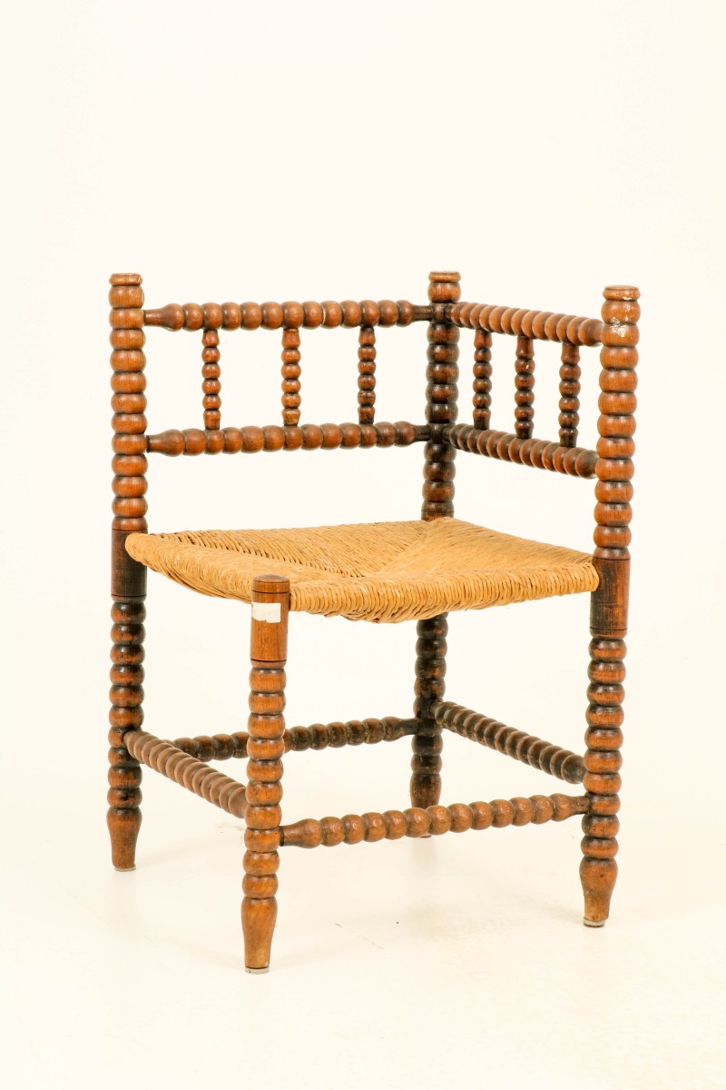 Een houten hoekstoel, Holland, ca. 1910.