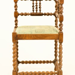 Een houten hoekstoel, Holland, ca. 1910.