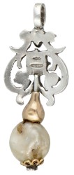 14 kt. Gouden / sterling zilveren hanger bezet met diamanten en een parel.