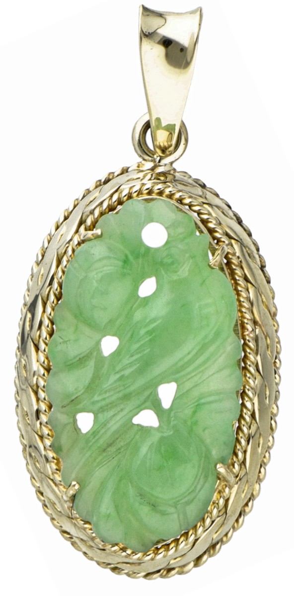 14 kt. Geelgouden vintage hanger bezet met jade met een gesneden voorstelling van een vogel.