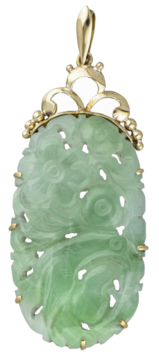 14 kt. Geelgouden vintage hanger bezet met floraal gesneden jade.