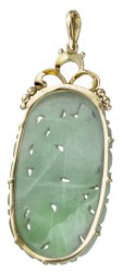 14 kt. Geelgouden vintage hanger bezet met floraal gesneden jade.