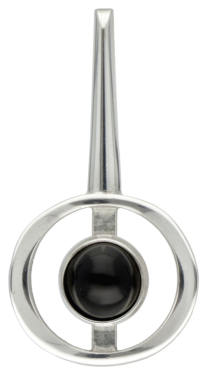 Sterling zilveren hanger bezet met ca. 1.34 ct. onyx door Deense designer Niels Erik From.