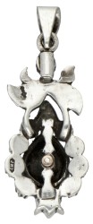 Sterling zilveren antieke hanger bezet met roos geslepen diamanten.