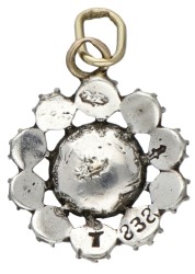835 Zilveren rozet hanger bezet met roos geslepen diamanten.