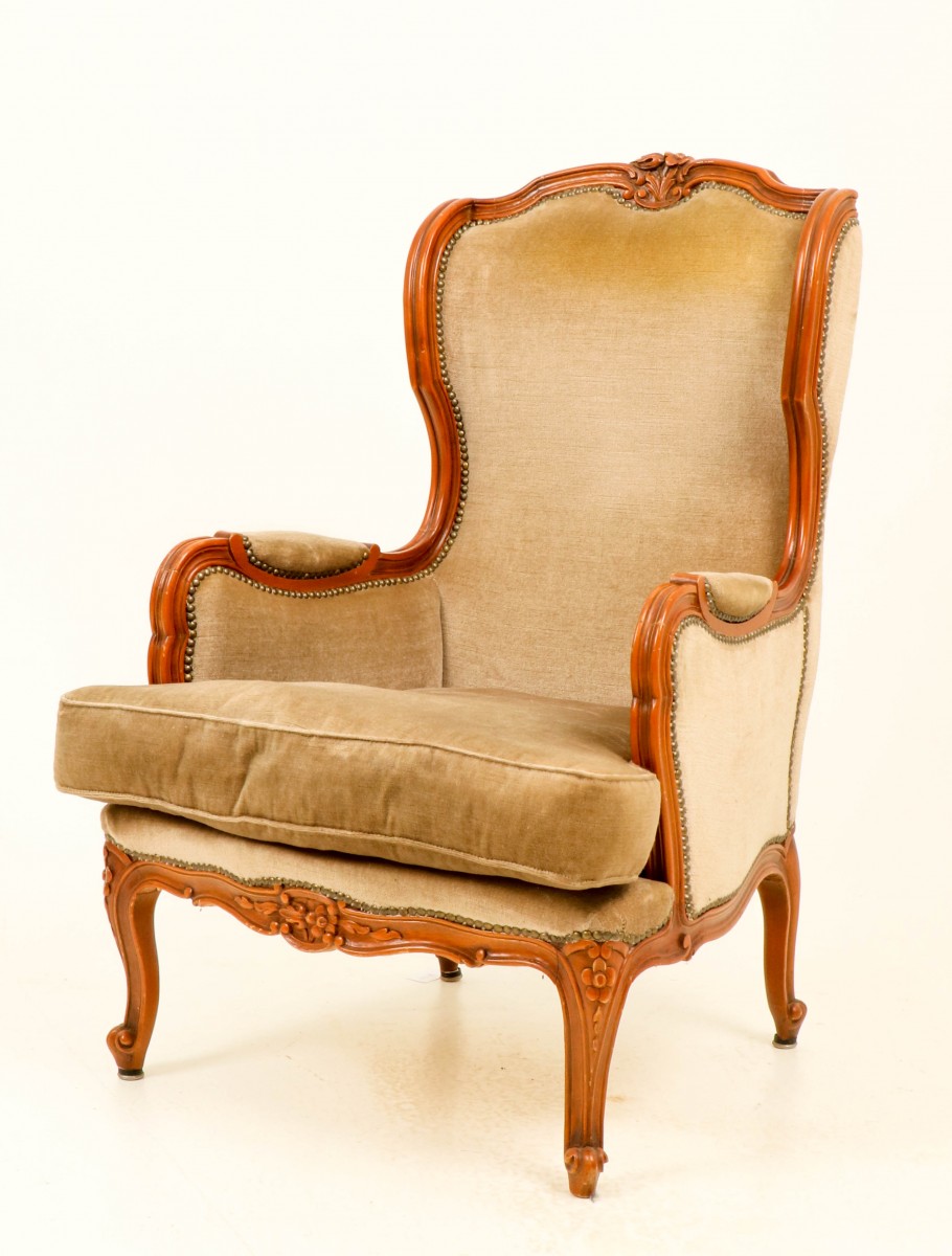 Een notenhouten fauteuil, Holland, 20e eeuw.