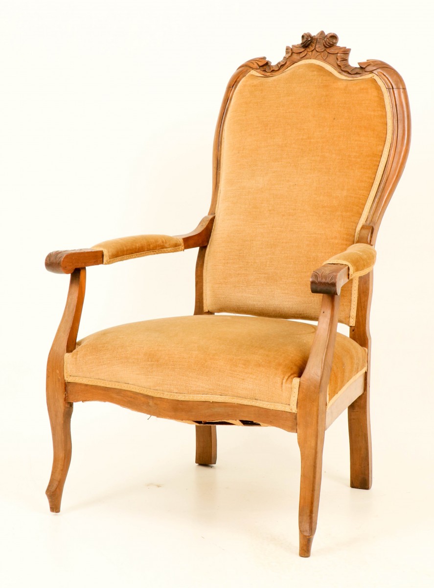 Een notenhouten fauteuil, Holland, 20e eeuw.