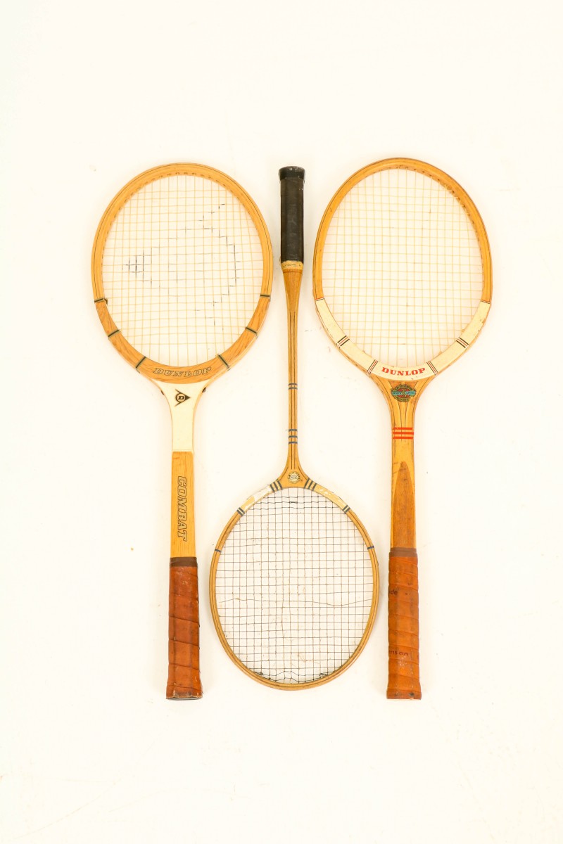 Een lot van (3) tennis-/ badminton rackets, mid. 20e eeuw.