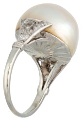 18 kt. Witgouden ring bezet met een mabe parel en ca. 0.31 ct. diamant.