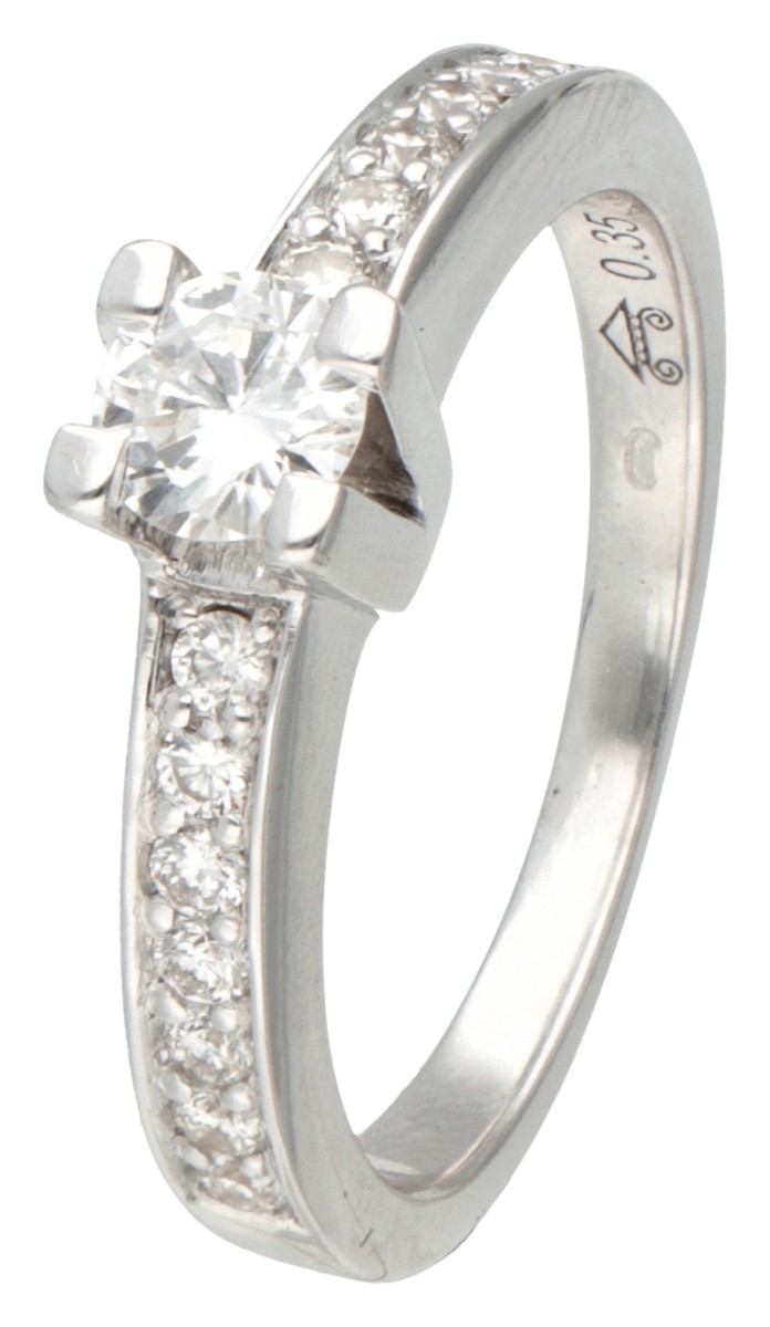 14 kt. Witgouden shoulder ring bezet met ca. 0.62 ct. diamant.