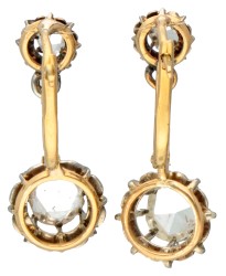 Antieke 14 kt. bicolor gouden oorbellen bezet met roos geslepen diamanten.
