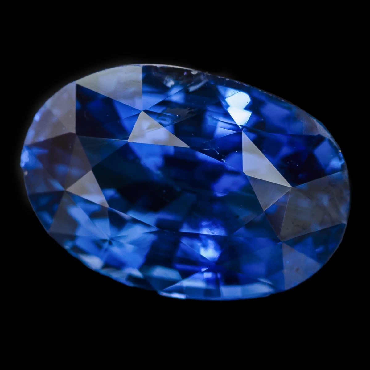 NEL-gecertificeerde 4.57 ct. ovaal geslepen natuurlijke blauwe saffier, vermoedelijk uit Sri Lanka.