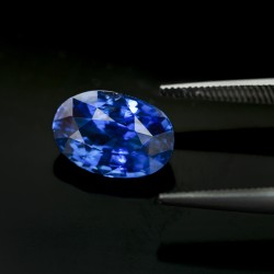 NEL-gecertificeerde 4.57 ct. ovaal geslepen natuurlijke blauwe saffier, vermoedelijk uit Sri Lanka.