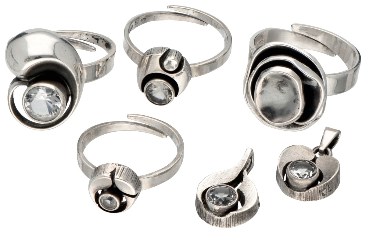 Lot van 6 zilveren ringen en hangers door Finse designer Karl Laine, bezet met bergkristallen.