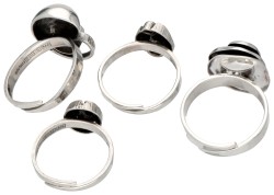Lot van 6 zilveren ringen en hangers door Finse designer Karl Laine, bezet met bergkristallen.