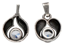 Lot van 6 zilveren ringen en hangers door Finse designer Karl Laine, bezet met bergkristallen.