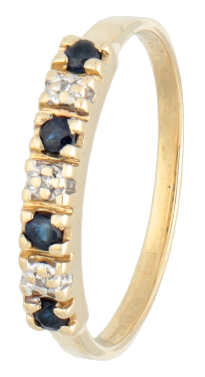 14 kt. Geelgouden rivière ring bezet met ca. 0.16 ct. natuurlijk saffier en ca. 0.015 ct. diamant.