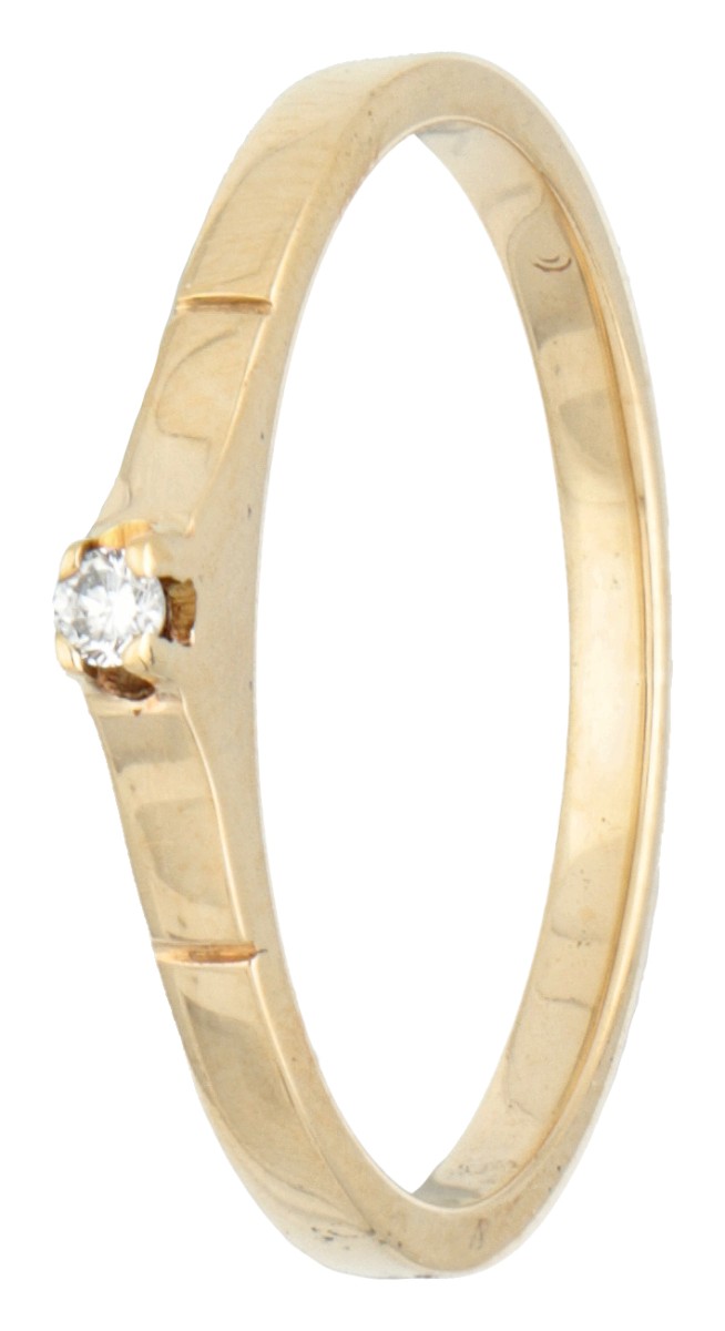 14 kt. Geelgouden solitair ring bezet met ca. 0.02 ct. diamant.