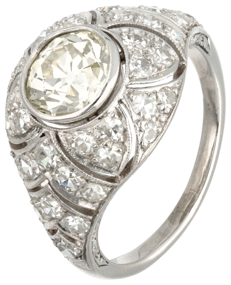 Opengewerkte Pt 900 platina art deco ring bezet met ca. 3.50 ct. diamant.