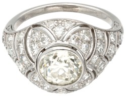 Opengewerkte Pt 900 platina art deco ring bezet met ca. 3.50 ct. diamant.