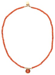 Tweerijige bloedkoralen armband met een 14 kt. geelgouden sluiting.