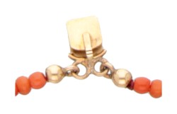 Tweerijige bloedkoralen armband met een 14 kt. geelgouden sluiting.