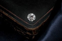 GIA-gecertificeerde 2.09 ct. rond briljant geslepen natuurlijke diamant.