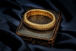 Tiffany & Co. 18 kt. geelgouden bangle armband.