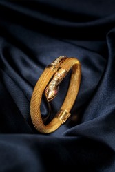 18 kt. Geelgouden Victoriaanse slangenarmband bezet met roos geslepen diamant en robijn.