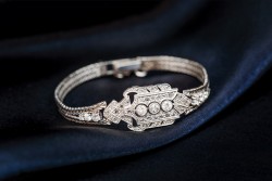 18 kt. Witgouden art deco armband bezet met ca. 0.42 ct. diamanten.