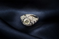 Opengewerkte Pt 900 platina art deco ring bezet met ca. 3.50 ct. diamant.